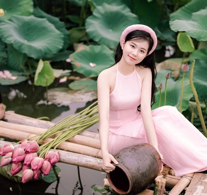 Thiếu Nữ Tuổi Xuân Thì Khoe Vóc Dáng Nuột Nà Bên Hoa Sen | Báo Dân Trí