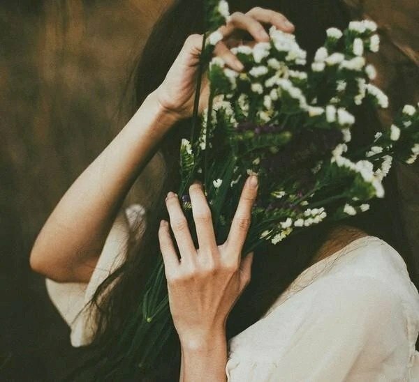 Top 101 Ảnh Cô Gái Cầm Hoa Che Mặt Đẹp Nhất Dùng Làm Avatar, Hình Nền Điện  Thoại, Máy Tính