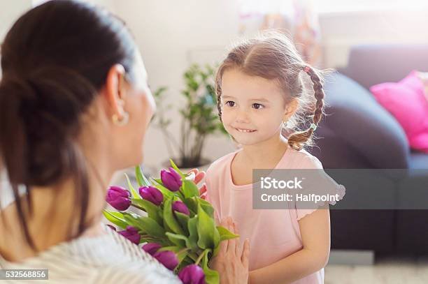 Ngày Của Mẹ Bé Gái Tặng Hoa Cho Mẹ Hình Ảnh Sẵn Có - Tải Xuống Hình Ảnh  Ngay Bây Giờ - Con Gái - Nữ, Ban Ngày, Bím Tóc - Istock