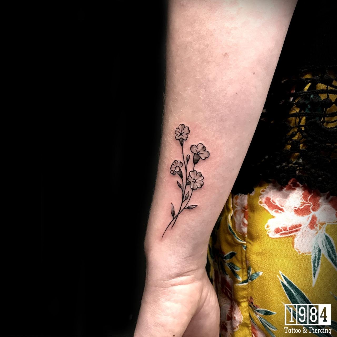 Ngất Ngây Với 7 Hình Xăm Hoa Nhỏ Cho Nữ Đẹp Và Ý Nghĩa | 1984 Studio - Tattoo & Piercing Ngất Ngây Với 7 Hình Xăm Hoa Nhỏ Cho Nữ Đẹp Và Ý Nghĩa | 1984 Studio - Tattoo & Piercing
